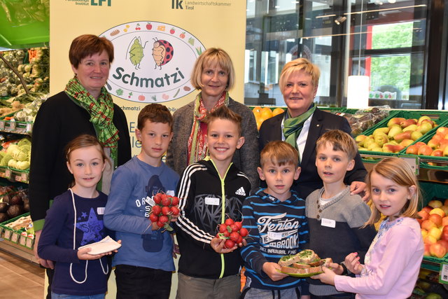 Resi Schiffmann, Evelyn Darmann und Barbara Moser mit den Volksschulkindern beim "Einkaufserlebnis" im EUROSPAR Kufstein Kaufpark (v.l.).