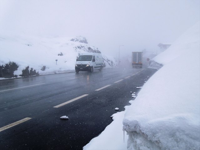 Trotz winterlicher Fahrverhältnisse lief der Verkehr am Arlbergpass problemlos. | Foto: ZOOM-Tirol