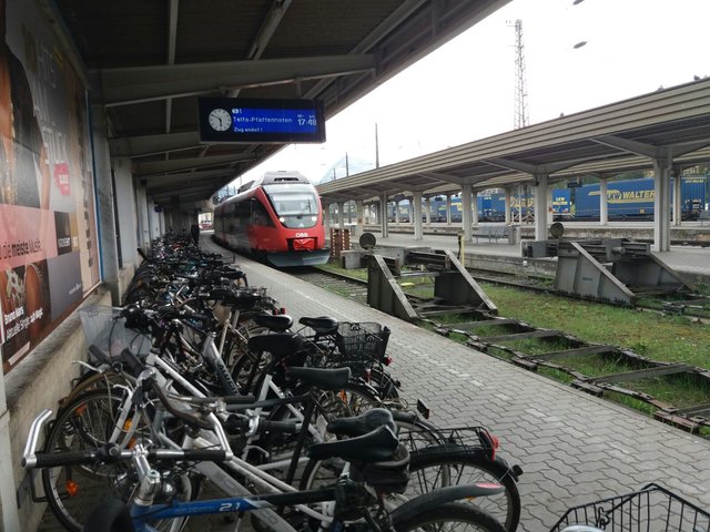 So wie hier in Kufstein könnten auch in Wels zusätzliche Radabstellplätze am Bahnsteig geschaffen werden. | Foto: Grüne Wels