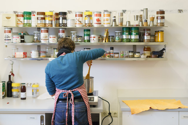 Überschüssiges Obst und Gemüse wird von den Mitgliedern der Flotten Lotte zweimal wöchentlich zu haltbaren Köstlichkeiten veredelt. | Foto: Hannah Szechenyi