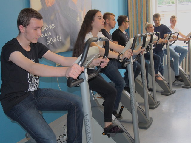 Sportlich pauken die Schülerinnen und Schüler der Polytechnischen Schule in Salzburg ihren Lernstoff. | Foto: LMZ