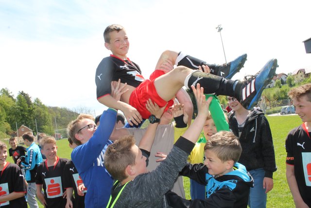 Die Bad Kreuzner Kicker wurden nach dem Finalerfolg in der eigenen Gemeinde groß gefeiert.