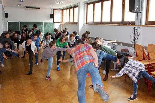 So geht Einsingen beim A-capella-Chor Via Lentia - ganz vorne Chorleiter Thomas Pulker