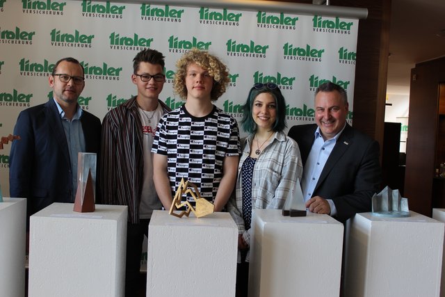 Lehrer Markus Thurner mit den drei Gewinner-SchülerInnen Tobias Ankers (2. Preis), Moritz Berchtold (1. Preis), Anna Szantai (3. Preis) und Martin Reiter von der Tiroler Versicherung (Marketing)