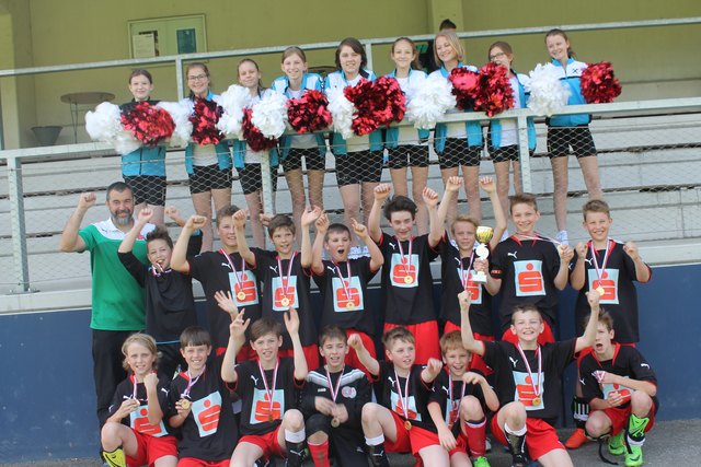 Die Sieger aus Bad Kreuzen mit den Cheerleadern