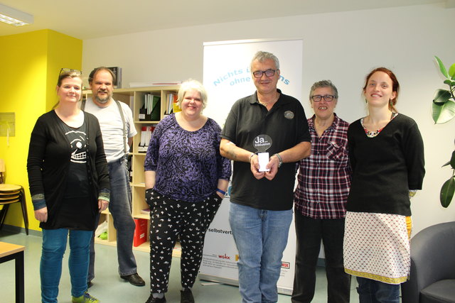 Günther Leitner, Iris Kopera, Oswald Föllerer und  Maria Schwarr leiten gemeinsam das Selbstvertretungszentrum in Simmering. Unterstützt werden sie dabei von Susi Bali (l.) und Anna Voggeneder (r.).