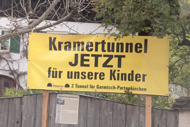 In Garmisch-Partenkirchen sind viele dieser Transparente zu finden.