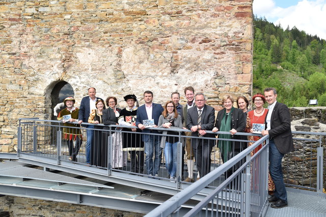 "Burgherr“  Jakob Koschutnig (li.) mit  Vertretern der teilnehmenden Kulturinitiativen und „Genusspartnern“ | Foto: Friessnegg