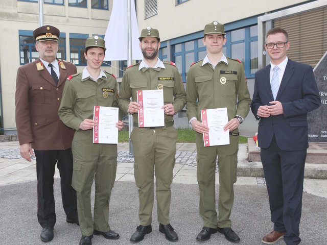 Landesfeuerwehrkommandant LBD Ing. Alois Kögl und LAbg. FPÖ-KO Géza Molnár überreichten die Urkunden. | Foto: Landesfeuerwehrverband