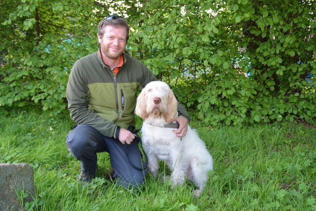 Alexander Wagner und Luke auf dem Weg zur Hundezone. | Foto: Talkner
