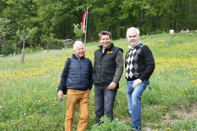 Biosphärenpark-Botschafter Gerhard Stoschka, Imker Benno Karner und Stadtrat Harald Wolkerstorfer begrüßen die Bienen auf der Feihlerhöhe in Purkersdorf. | Foto: Bieno