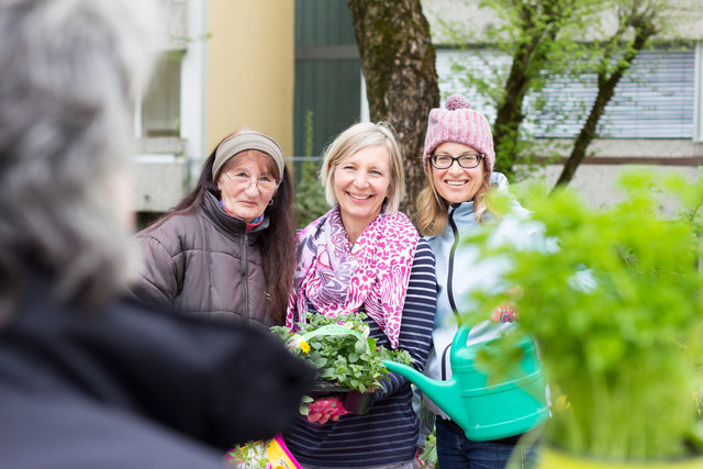 Gemeinsam Garteln bringt die Leute zusammen: Antje Kindler-Koch (Mitte) vom Bewohnerservice mit Helfern beim "Urban-Gardening-Projekt." | Foto: Diakoniewerk