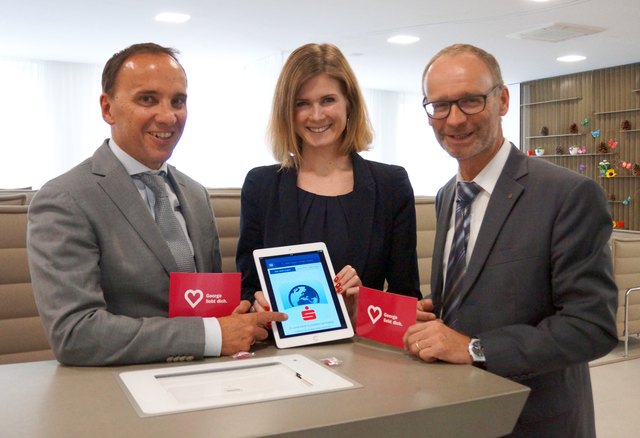 Hans Flasch, Bereichsleiter für Firmenkunden, Martina Schadlbauer, Filialdirektorin Pinzgau, Generaldirektor Christoph Paulweber.