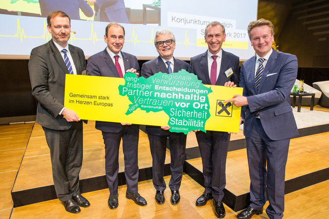 Gemeinsam stark: Christian Helmenstein, Martin Schaller, Wolfgang Eder, Josef Pesserl und Georg Knill (v. l.) | Foto: Raiffeisen