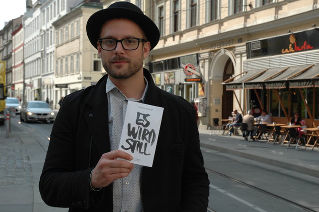 Thomas Bischof mit seinem Buch "Es wird still".
