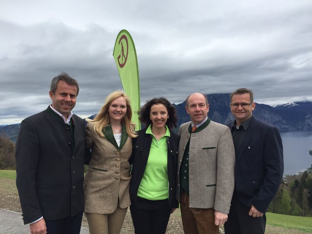 LAbg. Rudolf Raffelsberger, Bgm. Elisabeth Feichtinger, Marianne Heidel (Tourismusverband), Landesrat Max Hiegelsberger und Bgm. Gunter Schimpl (Obmann Traunstein Region) bei der Eröffnung des LEADER-Projekts Naturerlebnisweg Gmundnerberg