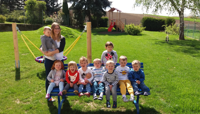 Theresa, Magdalena, Antonia, Jonas, Gilian, Martin, Toni, Matteo, Luca und Kindergartenpädagogin Elisabeth Pfennigbauer.