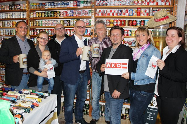 Georg Schranz (4.v.l.) und sein Team der Jungen Wirtschaft beim Besuch im Bierarium
