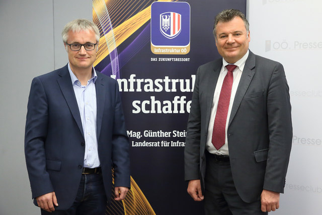 Landesrat für Infrastruktur Günther Steinkellner und Christian Dick, Leiter der Abteilung Straßenneubau und –erhaltung bei der Pressekonferenz zum Infrastrukturprogramm im Straßenneubau und der Straßenerhaltung 2017.