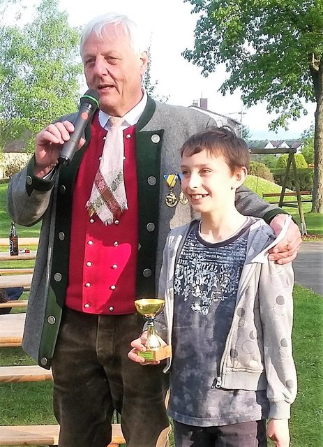 GR Franz Fidler mit dem Jugendmeister Timon Rainer.