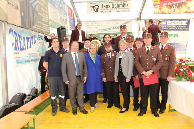 Dominik Gasler, Alexander Schwarz, Vizebürgermeiser KommR Harald Schinnerl, Daniel Pegler, Stadträtin Elfriede Pfeiffer, Lukas Rothbauer, Philipp Mayer, Gemeinderätin und Ortsvorsteherin von Neuaigen Paula Maringer, Gemeinderat und Ortsvorsteher von Mollersdorf Ernst Pegler (hinten), Kommandant Wolfgang Braith, Albin Wieshaupt, Karl Angermann und Kdt.-Stv. Franz Berthold.