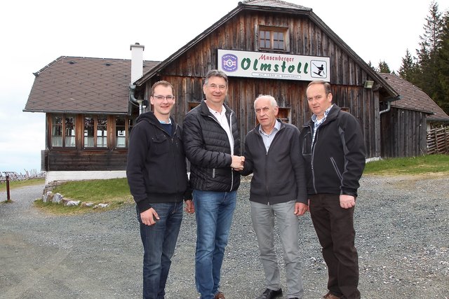 Obmann Johann Maier, Obmann-Stv. Franz Tuttner und GF Hans-Peter Maierhofer gratulierten Pächter Siegbert Handler.