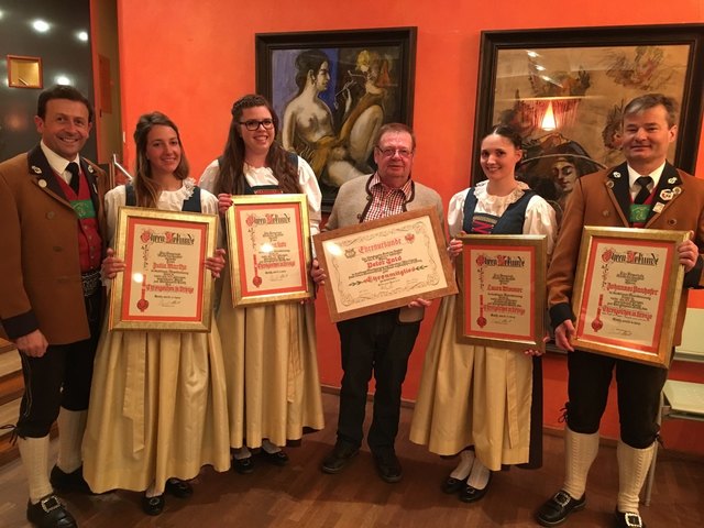 v.l.: Helmut Pircher (Obmann), für über 10-jährige Mitgliedschaft geehrt: Julia Marthe, Verena Ude, Laura Wimmer, Johannes Panhofer; in der Mitte: Neues Ehrenmitglied Peter Told.