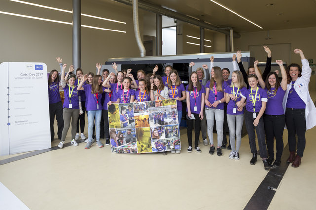 18 Schülerinnen schnupperten am "Girl's Day" bei Durst Lienz in die Welt der Technik.