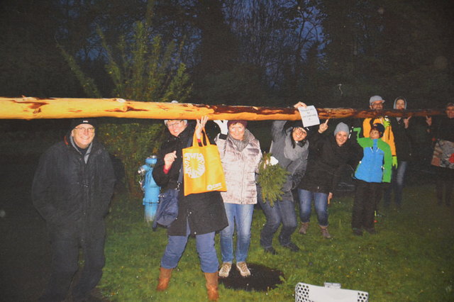 Bei einer Nacht- und Nebelaktion wurde der Maibaum entwendet und musste gegen eine Jause und Bier wieder ausgelöst werden. | Foto: Pflegeheim Ried