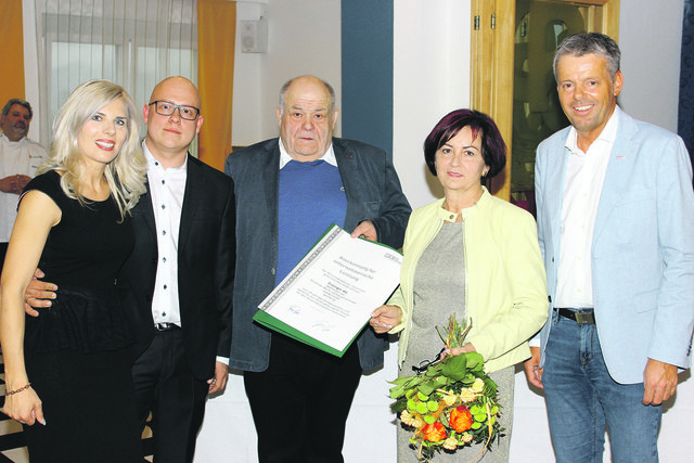 Zwei Generationen: Die Familien Sandra und Eduard Enzinger sowie Brunhilde und Eduard Enzinger senior wurden von Wirtschaftskammer-Vertreter Michael Gassner (r.) ausgezeichnet.