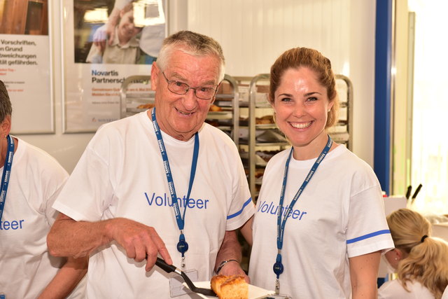 Sandoz-Pensionisten-Chef Otto Totschnig verkaufte gemeinsam mit Victoria Wildinger selbstgebackenen Kuchen zugunsten der regionalen Sozialsprengel.
