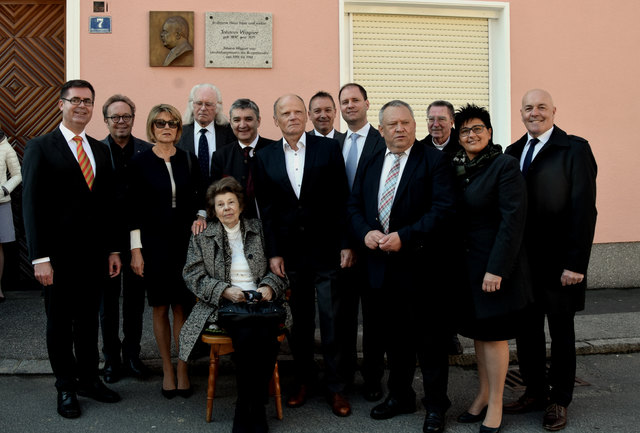Nach der Enthüllung des Gedenkreliefs (von links): Michael Knopf, Heinz Krammer, Josef Lehner, Walter Temmel, Rudolf Gradinger, Klaus Sagmeister, Christian Sagartz, Rudolf Strommer, Pfarrer Karl Hirtenfelder, Marianne Hackl, Georg Rosner; sitzend: Johann Wagners Tochter Maria Gradinger