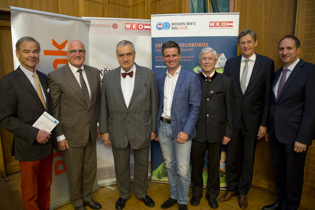 Unter den interessierten Zuhörern (v.l.n.r.): DI Edgar Jermendy (Vorsitzender der VGK) , Franz Pacher (ehem. Präsident der Wirtschaftskammer Kärnten), Referent Fürst Schwarzenberg, Franz Ahm (Fachgruppe Versicherungsmakler), DI Franz Ebner (Fachgruppe Ingenieurbüros), Mag. Dieter Kraßnitzer (Vorstandsdirektor der BKS Bank), Mag. Herwig Draxler (Geschäftsführer VGK).