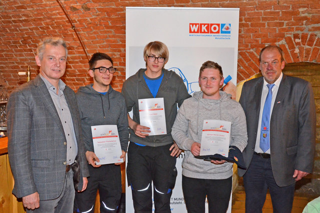 Die erfolgreichen Metalltechnik-Maschinenbautechniker mit ihren Gratulanten (v. l.): Gewerbe-Spartenobmann-Stellvertreter Gerhard Spitzbart, Sebastian Fischerlehner, Jürgen Baier, Michael Werner Gruber und LIM Fritz Danner. | Foto: WKOÖ