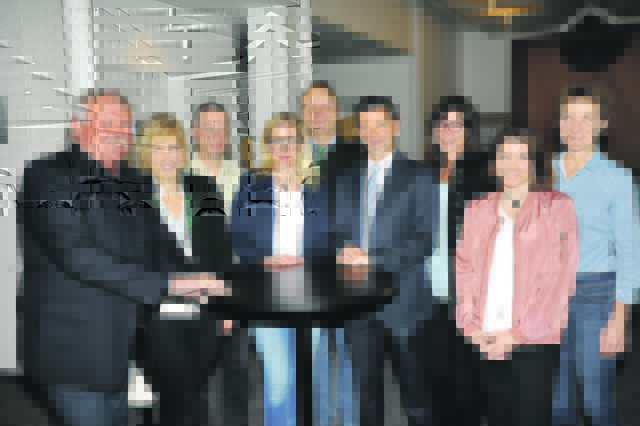 OWG-Vorstandsdirektor Herbert Katzmann (4. v. r.) sprach seinen Mitarbeitern bei der Generalversammlung seinen Dank für ihr umsichtiges Werken aus.