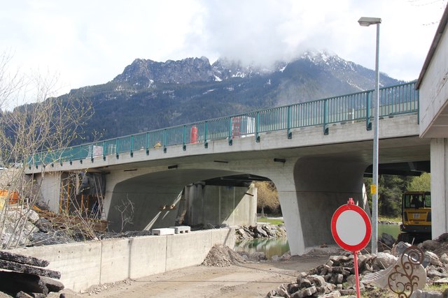 Sieht doch gut aus: Die neue Brücke über den Archbach ist fast fertig. Es fehlt noch die Asphahltdecke.