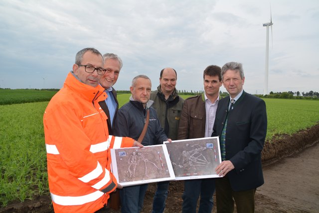 Die Bürgermeister der Schlachtfeldgemeinden Walter Krutis (Raasdorf), Gregor Iser (Parbasdorf), Bernhard Wolfram (Aderklaa) und Fritz Quirgst (Deutsch-Wagram) mit Asfinag Geschäftsführer Alexander Walcher und Thomas Schröfelbauer.