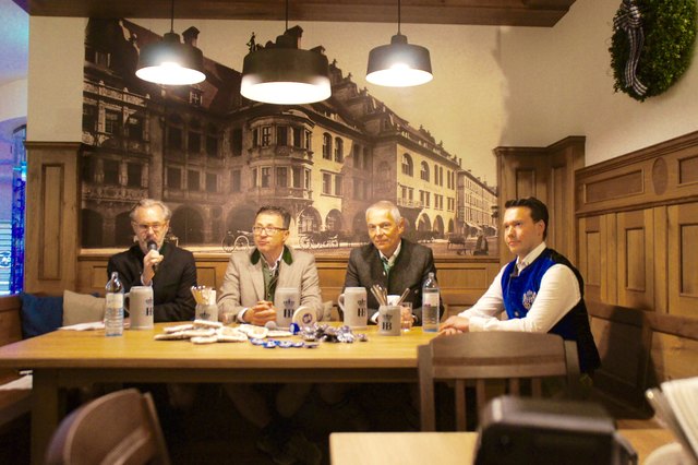 Pressekonferenz vor der Eröffnung: Michael Simon (PR), Besitzer Othmar Seidl, Münchner Brauchef Michael Möller, Gastro-Chef Bernhard Hintermaier.