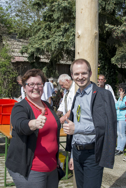 Die beiden Ortsparteivorsitzenden Rosa Wögerer (SPÖ Wieselburg-Land) und Bernhard Wurm (SPÖ Neumarkt-Kemmelbach) freuen sich über die vielen Besucher, das tolle Wetter und den erfolgreich aufgestellten Maibaum