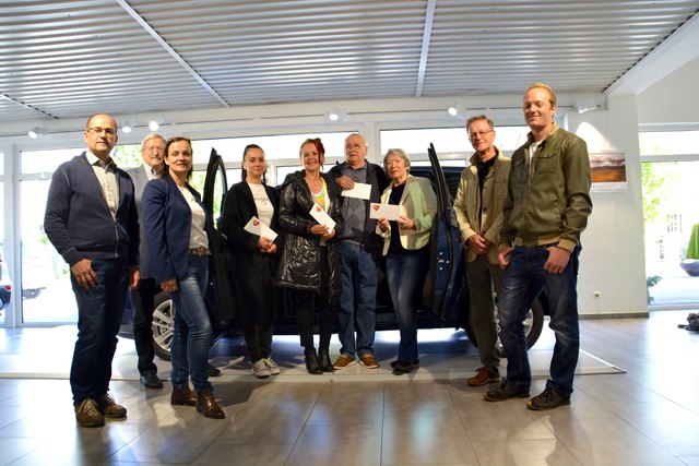 Die glücklichen Gewinner flankiert von Vertretern der Osttiroler Autohäuser und City Ring Obmann Robert Geiger (2.v.l.).