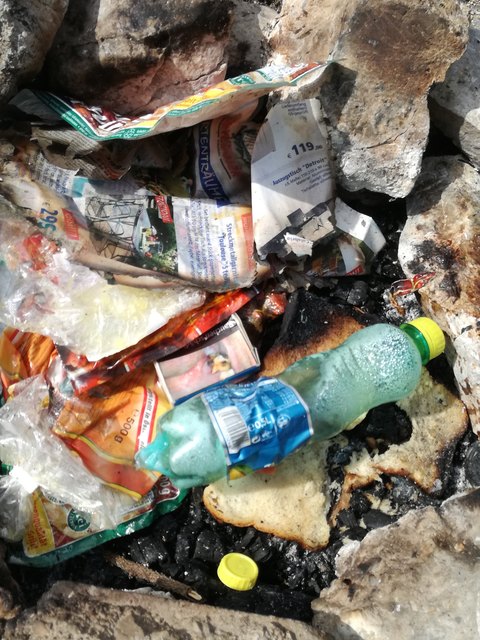 Feuerstelle als Mistkübel missbraucht