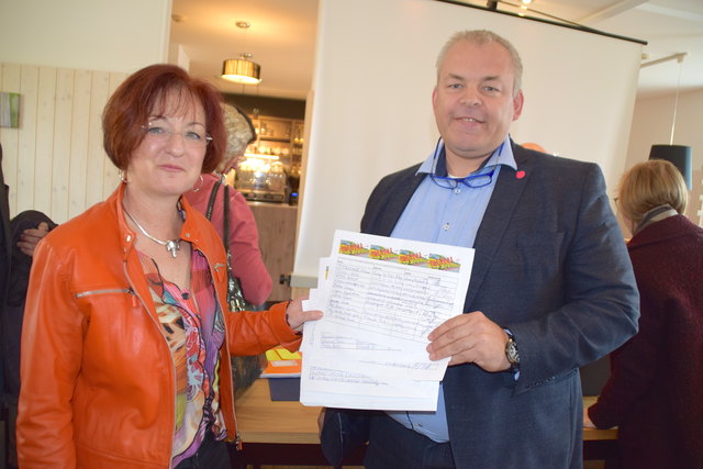 Elmar Pittracher von den Bisamberger Neos übergibt weitere Unterschriften gegen das Logistikzentrum an Brigitte Etzelsdorfer.