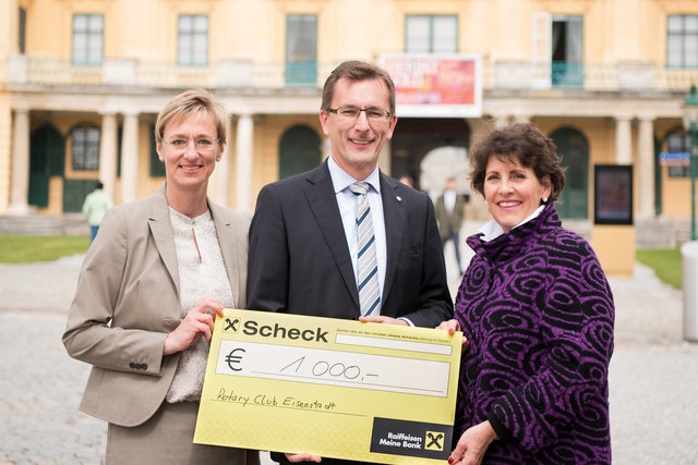 Àgnes Ottrubay (r.) mit Dietmar Buxbaum und
Carla Schmirl bei der Spendenübergabe