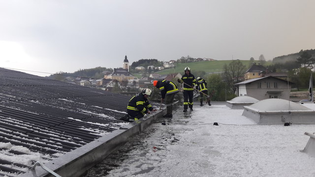 Die Dachrinnen wurden vom Hagel befreit. | Foto: Foto: FF Niederwaldkirchen