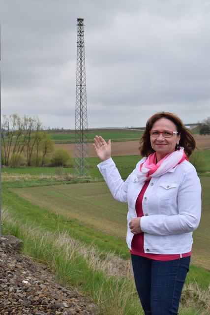 Bürgermeisterin Anette Töpfl freut sich schon auf den Nachwuchs des Storchs.