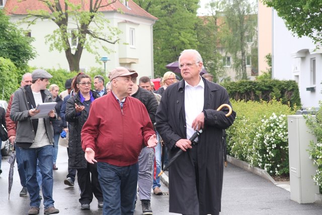 Eine große Schar von Lerchenfelderinnen und Lerchenfeldern nahm beim Stadtteilspazierung mit Bürgermeister Dr. Reinhard Resch und Stadt- und Gemeinderäten teil.