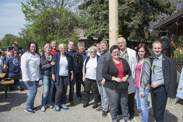 Bettina Starzer, Brigitte Wurm, Gerhard Schlatter, Angelika Hussovitz, Hans Wurm, Maria Kittinger, Franz Schlatter, Jürgen Eberl, Rosa Wögerer, Franz Bruckner, Verena Schroll und Bernhard Wurm mit Gästen am Maibaumfest