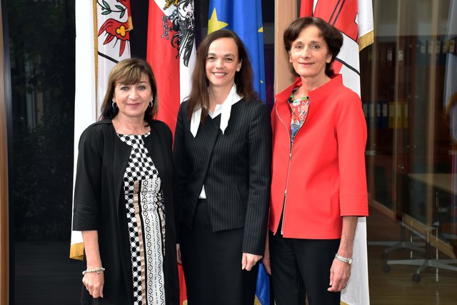 Palfrader_Hammerschmid_Mennel.jpg
Tirols Bildungslandesrätin Beate Palfrader, Bildungsministerin Sonja Hammerschmid und Vorarlbergs Bildungsminnisterin Bernadette Mennel (v.li.).