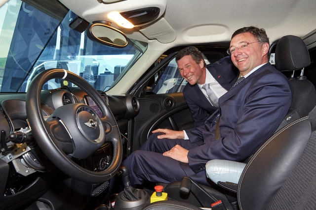 Automatisierte Autos werden die Zukunft sein, meinen TU-Vizerektor Horst Bischof und Infrastrukturminister Jörg Leichtfried.