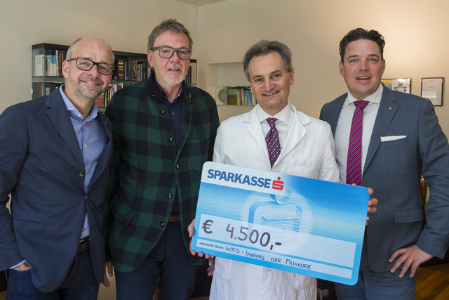 Scheckübergabe im Salzburger Landeskrankenhaus: Anton Santner (Agentur P8), Bundes- und Landesinnungsmeister Wolfgang Eder, Prof. Dr. Richard Greil, Innungsgeschäftsführer Martin Niklas (WKS Friseure).